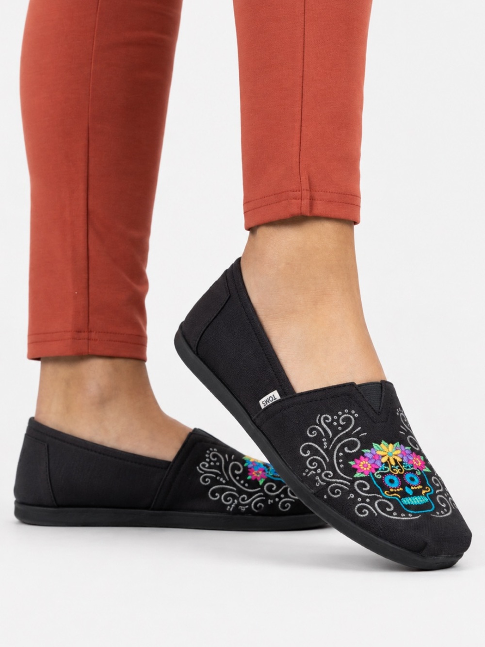 TOMS black Dia de Los Muertos sugar skull embroidered espadrille flats size 6